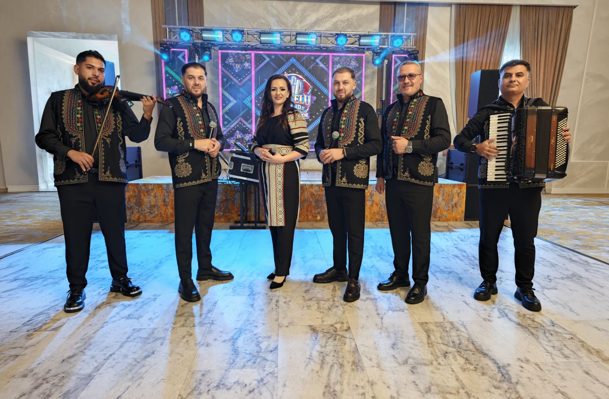 Formația în costume populare